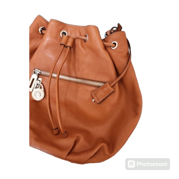 MICHAEL KORS KNOW LARGE DRAWSTRING SHOULDER BAG COLOR-LUGGAGE - Picture 1 of 12